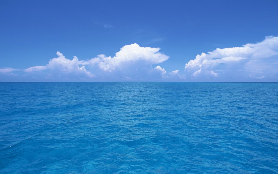 日本冲绳海滩的蓝色海洋与晴朗天空