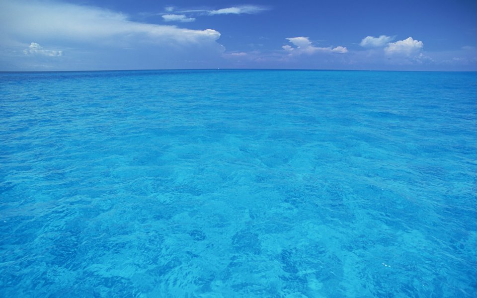 日本冲绳清澈海水与蓝天