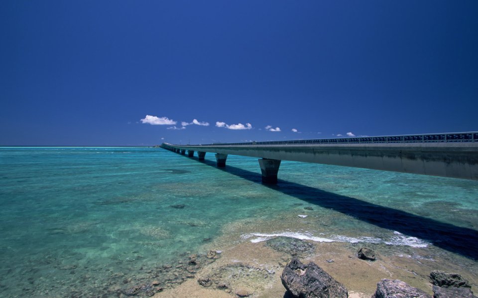 日本冲绳跨海大桥与清澈海水