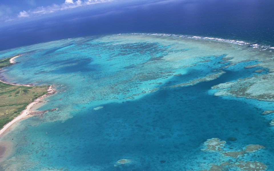 日本冲绳海滩航拍珊瑚礁海景
