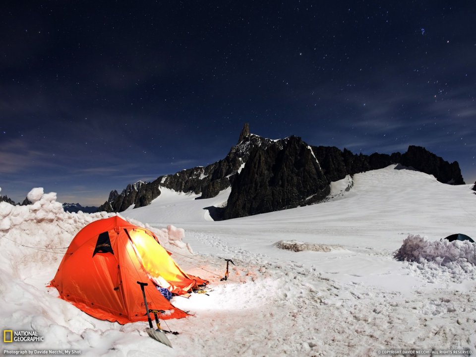 意大利阿尔卑斯山夜晚雪山营地与星空