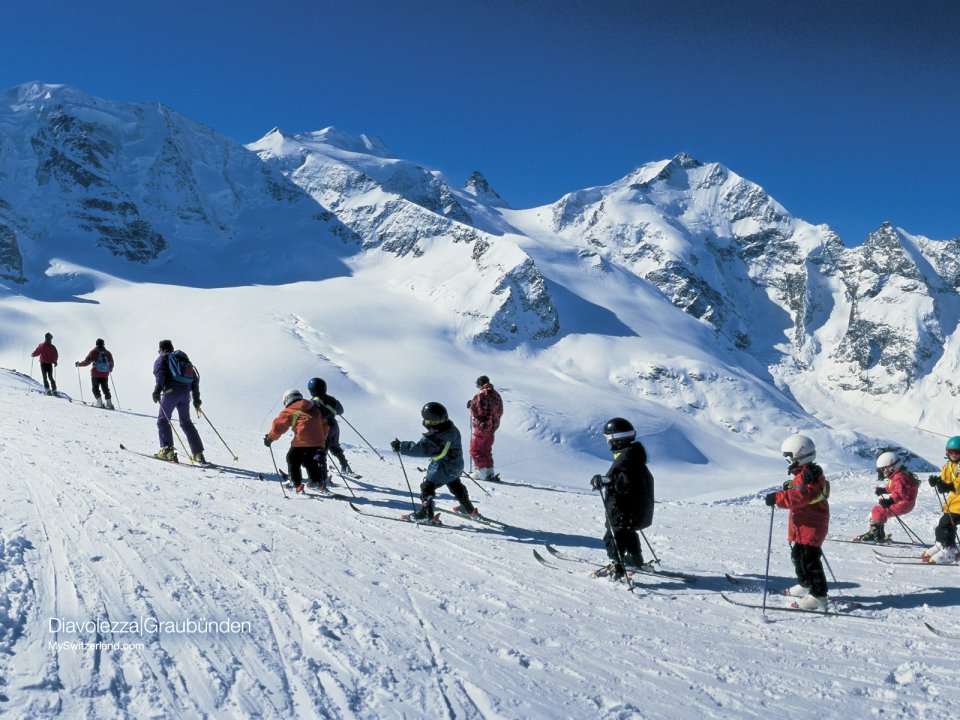 瑞士迪亚沃勒扎滑雪场雪山滑雪场景