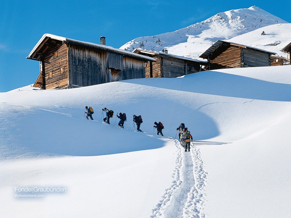 瑞士格劳宾登阿尔卑斯山雪地登山场景