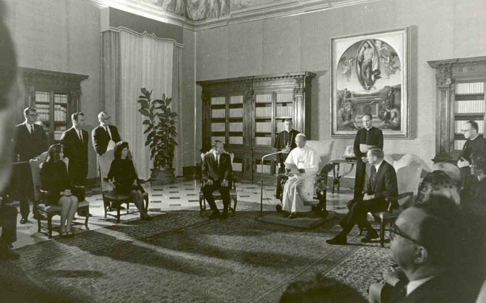 Vatican Pope And Visitors Formal Meeting Scene