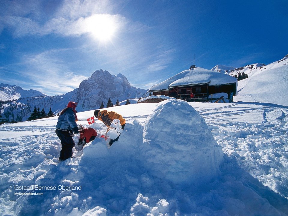 瑞士格施塔德伯尔尼高地雪地儿童玩耍场景