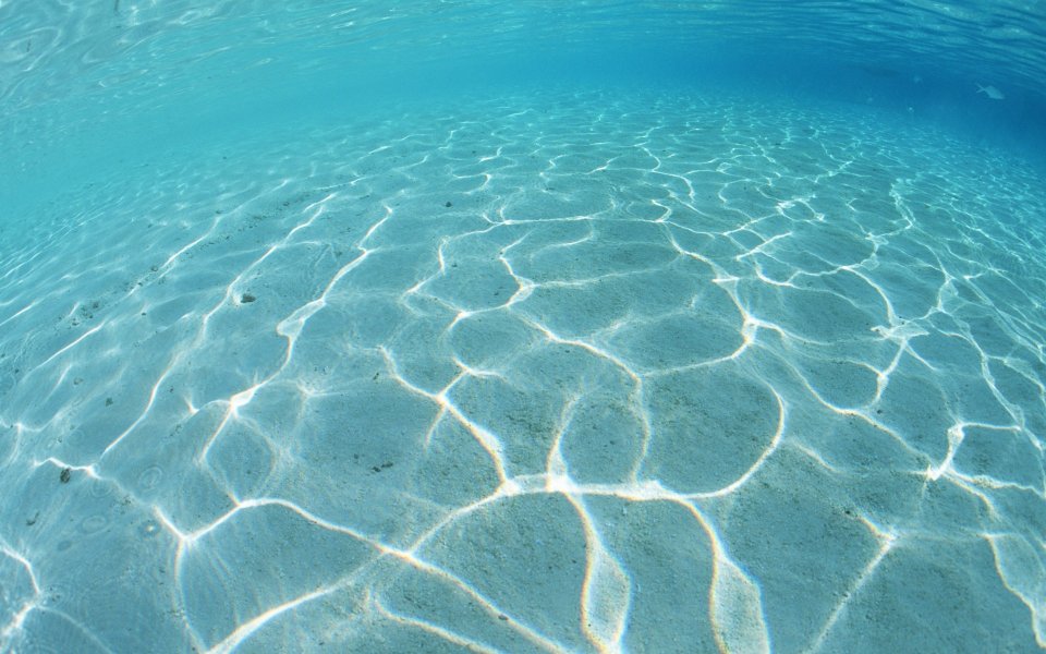 马尔代夫海蓝宝石色清澈海水海底光影