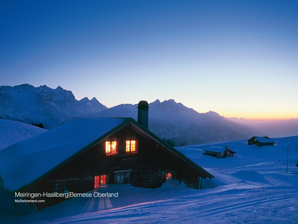 瑞士伯尔尼高地Meiringen-Hasliberg雪地木屋黄昏景象