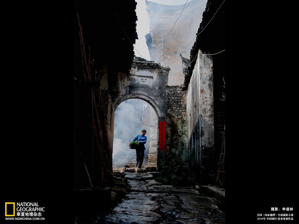 中国古村落石板路拱门人物写实摄影