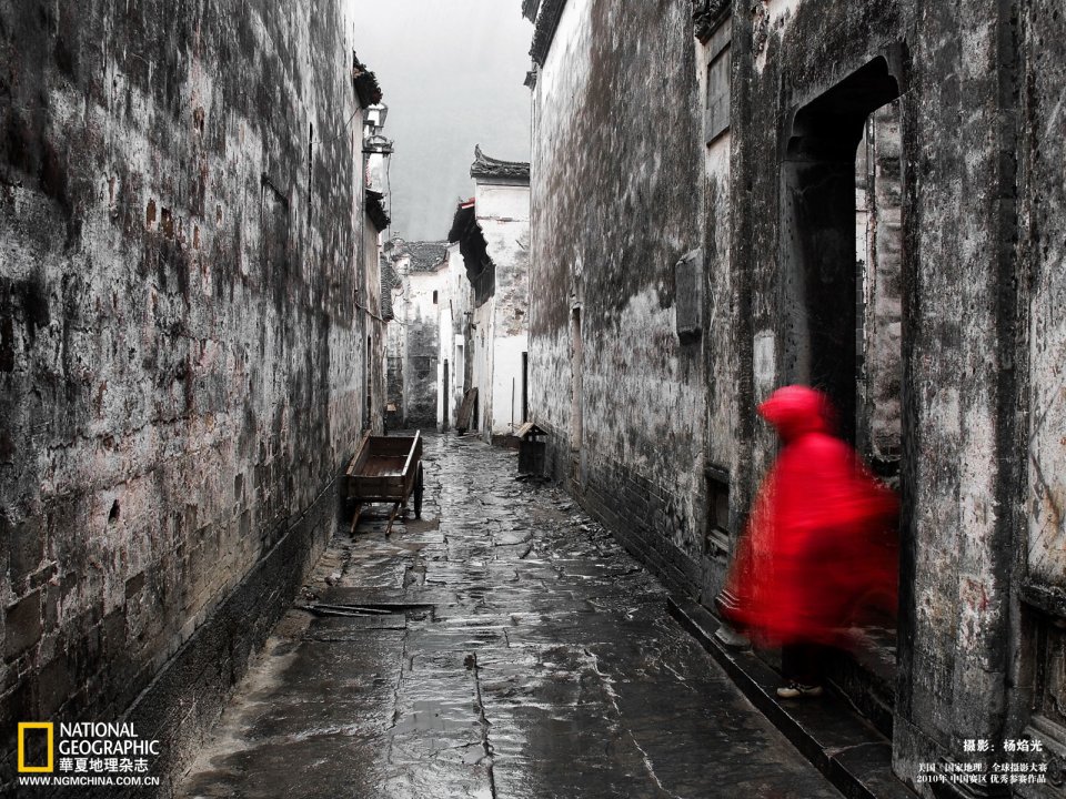 中国徽派古巷雨景