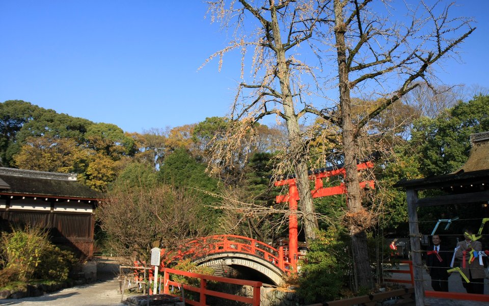 日本京都下鸭神社鸟居与红色桥梁