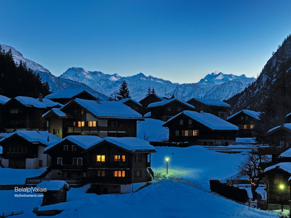 瑞士瓦莱州雪景村庄夜景