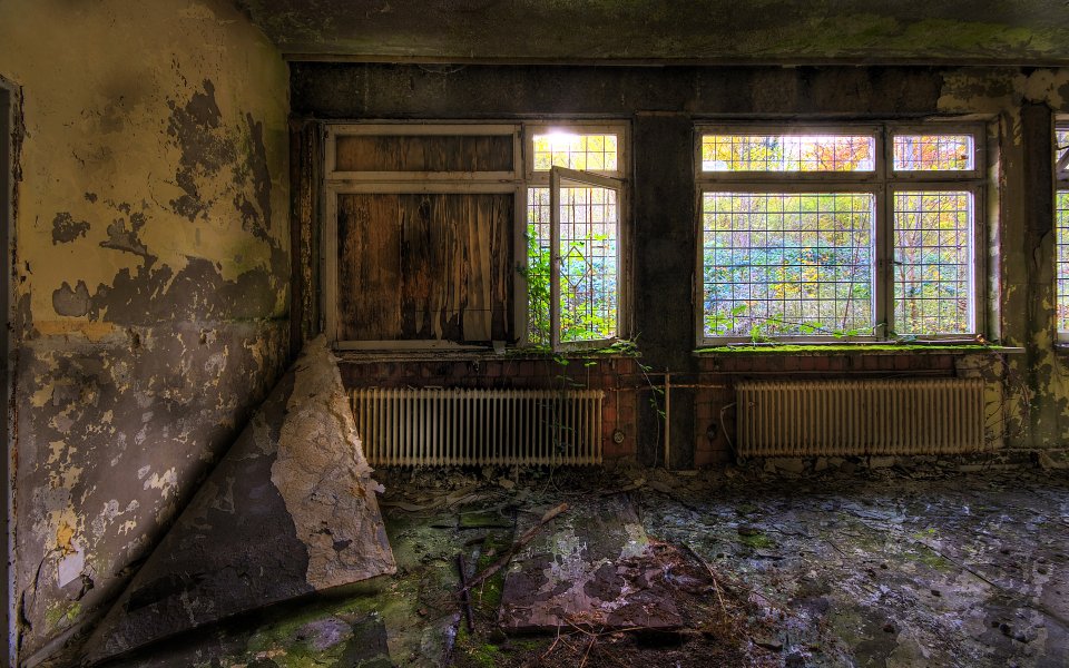 Abandoned Indoor Ruins Peeling Walls Desolate Scene