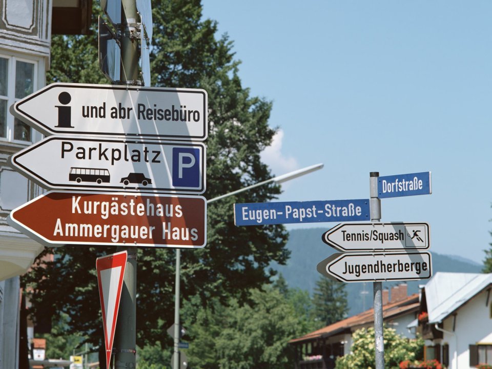 瑞士乡村路标与自然景观