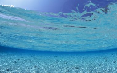 日本冲绳清澈海水水下视角