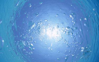 日本冲绳海滩水下阳光气泡景象