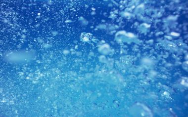 日本冲绳海滩水下气泡景象
