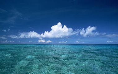 日本冲绳清澈海水与蓝天白云的海滩