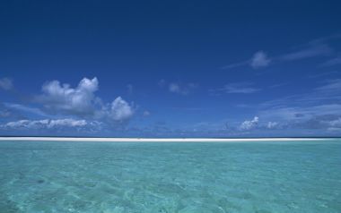 日本冲绳海滩碧海白沙蓝天