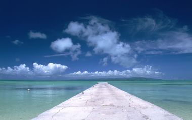 日本冲绳海景码头与湛蓝海天