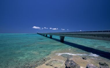 日本冲绳跨海大桥与清澈海水