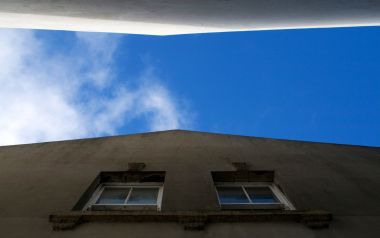 城市建筑与蓝天白云的宁静景象
