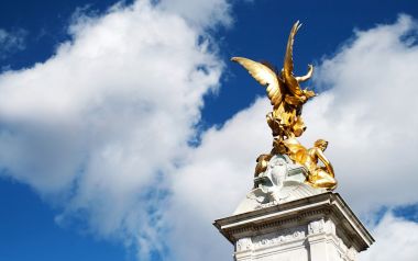 英国伦敦维多利亚纪念碑金色雕塑与蓝天白云