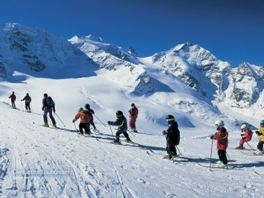 瑞士迪亚沃勒扎滑雪场雪山滑雪场景
