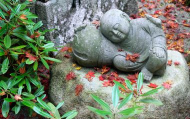 日本圆觉寺石雕童子像与秋日枫叶