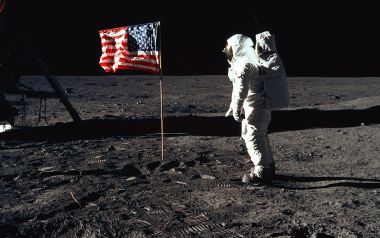 阿波罗计划月球表面宇航员与美国国旗