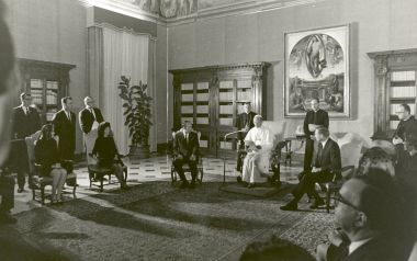 Vatican Pope And Visitors Formal Meeting Scene