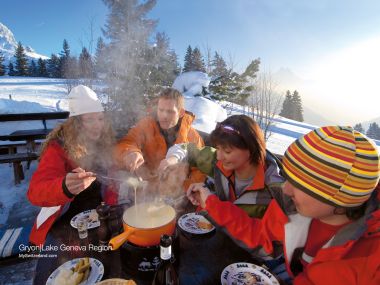 瑞士Gryon地区雪地户外奶酪火锅聚餐