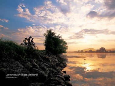 瑞士格伦兴湖畔骑行夕阳景