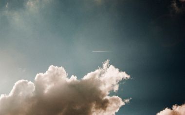 蓝天白云与飞机尾迹的宁静天空
