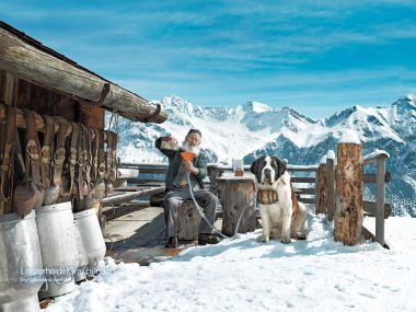 瑞士伦策海德雪山木屋老人与圣伯纳犬