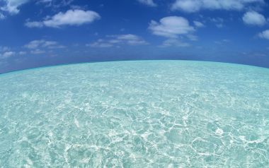 马尔代夫海蓝宝石色海水与蓝天白云的自然海景