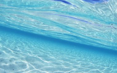 马尔代夫清澈海水水下摄影