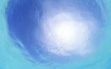 马尔代夫水下阳光穿透蓝色海水场景