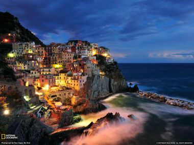 意大利马纳罗拉五渔村沿海村庄夜景