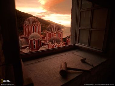 希腊修道院夕阳海景——透过石窗的宁静视角