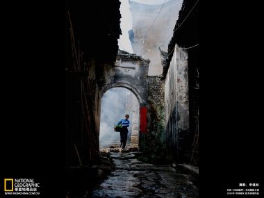 中国古村落石板路拱门人物写实摄影
