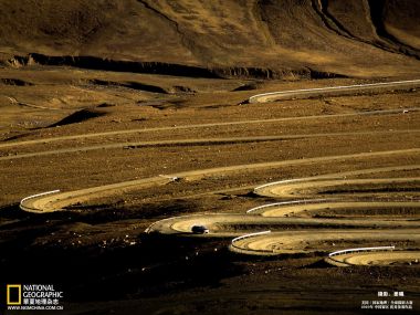 中国高原蜿蜒盘山公路摄影