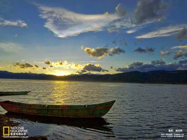中国湖泊夕阳小船自然风光