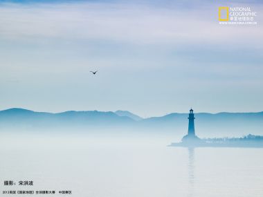 中国海岛灯塔与晨雾