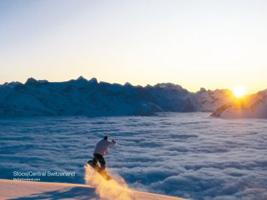 瑞士Stoos雪山滑雪日出云海