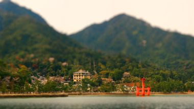 日本移轴摄影湖泊与红色鸟居景观