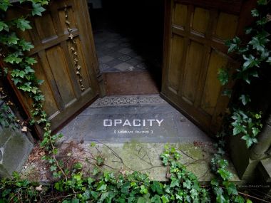 Opacity 城市废墟系列：常春藤环绕的复古木门