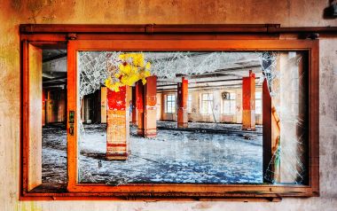 废弃工业建筑内部破碎玻璃与破旧柱子场景