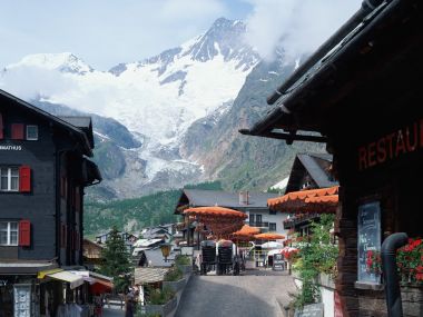 瑞士阿尔卑斯山小镇风光