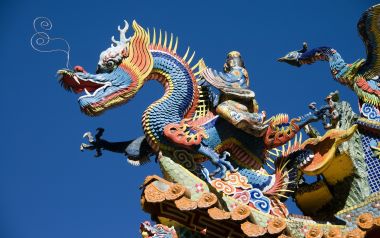 中国传统建筑屋顶龙雕塑