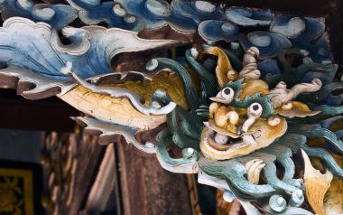 中国传统建筑龙形彩绘木雕装饰
